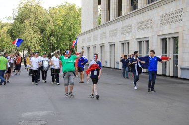 Moskova, Rusya - 26 Haziran 2018: Fransa ve Danimarka Luzhniki Stadı nda arasında Dünya Kupası C grubu oyun sırasında kutluyor Fransızca ve Danimarka hayranları