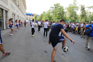  Moskova, Rusya - 26 Haziran 2018: Show hayranları Luzhniki Stadı, Danimarka ve Fransa arasında Dünya Kupası C grubu maçtan önce için