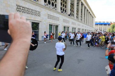  Moskova, Rusya - 26 Haziran 2018: Show hayranları Luzhniki Stadı, Danimarka ve Fransa arasında Dünya Kupası C grubu maçtan önce için