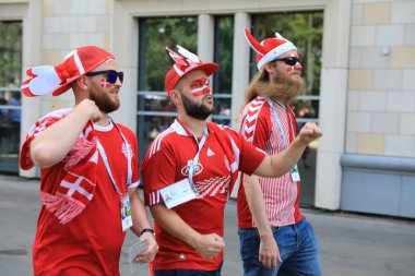  Moskova, Rusya - 26 Haziran 2018: Fransa ve Danimarka Luzhniki Stadı nda arasında Dünya Kupası C grubu oyun sırasında kutluyor Fransızca ve Danimarka hayranları