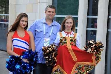 Moskova, Rusya - 26 Haziran 2018: hayranları Luzhniki Stadı'nda Fransa ile Danimarka arasında Dünya Kupası C grubu maçtan önce Rus güzellik modelleri ile fotoğraf çekmek