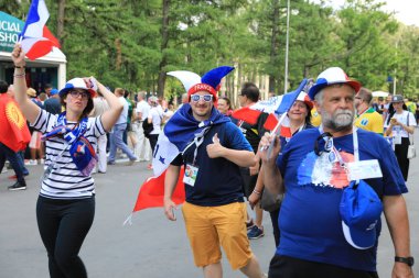  Moskova, Rusya - 26 Haziran 2018: Fransa ve Danimarka Luzhniki Stadı nda arasında Dünya Kupası C grubu oyun sırasında kutluyor Fransızca ve Danimarka hayranları