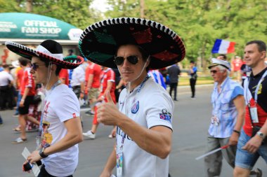  Moskova, Rusya - 26 Haziran 2018: Fransa ve Danimarka Luzhniki Stadı nda arasında Dünya Kupası C grubu oyun sırasında kutlayan Meksika hayranları