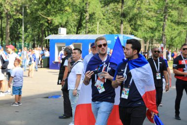  Moskova, Rusya - 26 Haziran 2018: Fransa ve Danimarka Luzhniki Stadı nda arasında Dünya Kupası C grubu oyun sırasında kutluyor Fransızca ve Danimarka hayranları