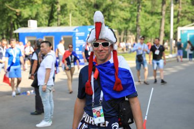  Moskova, Rusya - 26 Haziran 2018: Fransa ve Danimarka Luzhniki Stadı nda arasında Dünya Kupası C grubu oyun sırasında kutluyor Fransızca ve Danimarka hayranları