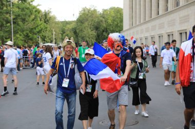  Moskova, Rusya - 26 Haziran 2018: Fransa ve Danimarka Luzhniki Stadı nda arasında Dünya Kupası C grubu oyun sırasında kutluyor Fransızca ve Danimarka hayranları