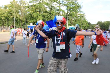  Moskova, Rusya - 26 Haziran 2018: Fransa ve Danimarka Luzhniki Stadı nda arasında Dünya Kupası C grubu oyun sırasında kutluyor Fransızca ve Danimarka hayranları