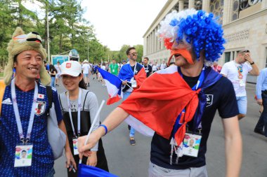  Moskova, Rusya - 26 Haziran 2018: Fransa ve Danimarka Luzhniki Stadı nda arasında Dünya Kupası C grubu oyun sırasında kutluyor Fransızca ve Danimarka hayranları