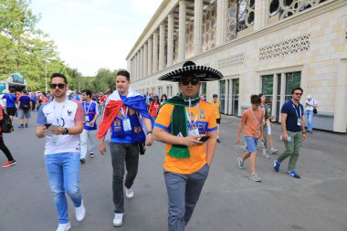  Moskova, Rusya - 26 Haziran 2018: Fransa ve Danimarka Luzhniki Stadı nda arasında Dünya Kupası C grubu oyun sırasında kutlayan Fransız ve Meksika hayranları