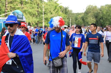  Moskova, Rusya - 26 Haziran 2018: Fransa ve Danimarka Luzhniki Stadı nda arasında Dünya Kupası C grubu oyun sırasında kutluyor Fransızca ve Danimarka hayranları