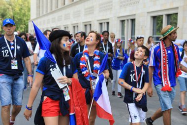  Moskova, Rusya - 26 Haziran 2018: Fransa ve Danimarka Luzhniki Stadı nda arasında Dünya Kupası C grubu oyun sırasında kutluyor Fransızca ve Danimarka hayranları