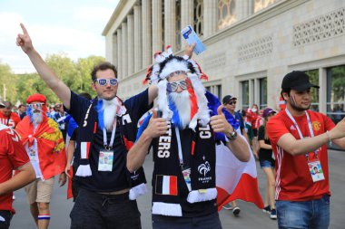  Moskova, Rusya - 26 Haziran 2018: Fransa ve Danimarka Luzhniki Stadı nda arasında Dünya Kupası C grubu oyun sırasında kutluyor Fransızca ve Danimarka hayranları