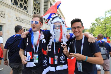  Moskova, Rusya - 26 Haziran 2018: Fransa ve Danimarka Luzhniki Stadı nda arasında Dünya Kupası C grubu oyun sırasında kutluyor Fransızca ve Danimarka hayranları