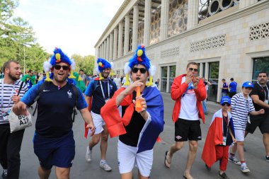  Moskova, Rusya - 26 Haziran 2018: Fransa ve Danimarka Luzhniki Stadı nda arasında Dünya Kupası C grubu oyun sırasında kutluyor Fransızca ve Danimarka hayranları