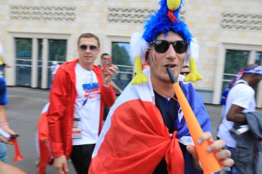  Moskova, Rusya - 26 Haziran 2018: Fransa ve Danimarka Luzhniki Stadı nda arasında Dünya Kupası C grubu oyun sırasında kutluyor Fransızca ve Danimarka hayranları