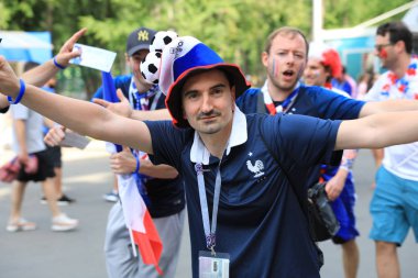 Moskova, Rusya - 26 Haziran 2018: Fransa ve Danimarka Luzhniki Stadı nda arasında Dünya Kupası C grubu oyun sırasında kutluyor Fransızca ve Danimarka hayranları