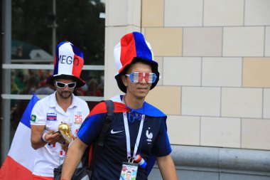  Moskova, Rusya - 26 Haziran 2018: Fransa ve Danimarka Luzhniki Stadı nda arasında Dünya Kupası C grubu oyun sırasında kutluyor Fransızca ve Danimarka hayranları