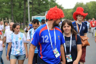  Moskova, Rusya - 26 Haziran 2018: Fransa ve Danimarka Luzhniki Stadı nda arasında Dünya Kupası C grubu oyun sırasında kutluyor Fransızca ve Danimarka hayranları