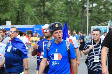  Moskova, Rusya - 26 Haziran 2018: Fransa ve Danimarka Luzhniki Stadı nda arasında Dünya Kupası C grubu oyun sırasında kutluyor Fransızca ve Danimarka hayranları