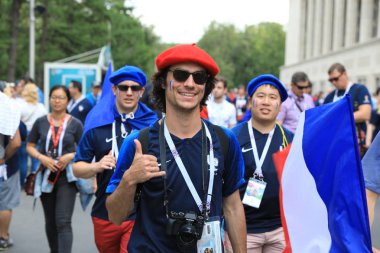  Moskova, Rusya - 26 Haziran 2018: Fransa ve Danimarka Luzhniki Stadı nda arasında Dünya Kupası C grubu oyun sırasında kutluyor Fransızca ve Danimarka hayranları