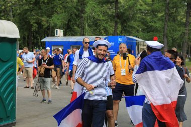  Moskova, Rusya - 26 Haziran 2018: Fransa ve Danimarka Luzhniki Stadı nda arasında Dünya Kupası C grubu oyun sırasında kutluyor Fransızca ve Danimarka hayranları