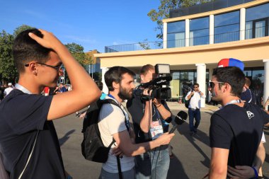  Moskova, Rusya - 26 Haziran 2018: televizyon röportajları Luzhniki Stadı, Danimarka ve Fransa arasında Dünya Kupası C grubu oyundan sonra Fransız hayranlarından