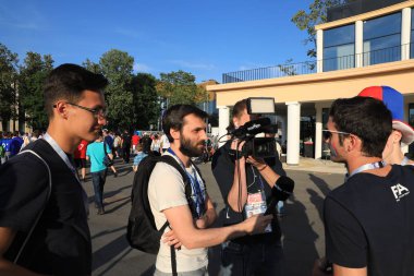  Moskova, Rusya - 26 Haziran 2018: televizyon röportajları Luzhniki Stadı, Danimarka ve Fransa arasında Dünya Kupası C grubu oyundan sonra Fransız hayranlarından