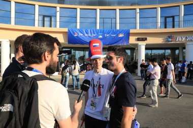  Moskova, Rusya - 26 Haziran 2018: televizyon röportajları Luzhniki Stadı, Danimarka ve Fransa arasında Dünya Kupası C grubu oyundan sonra Fransız hayranlarından