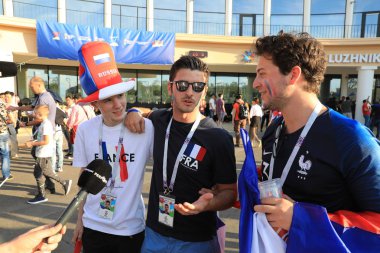  Moskova, Rusya - 26 Haziran 2018: televizyon röportajları Luzhniki Stadı, Danimarka ve Fransa arasında Dünya Kupası C grubu oyundan sonra Fransız hayranlarından