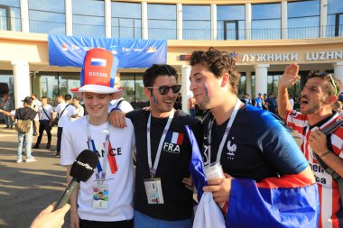  Moskova, Rusya - 26 Haziran 2018: televizyon röportajları Luzhniki Stadı, Danimarka ve Fransa arasında Dünya Kupası C grubu oyundan sonra Fransız hayranlarından