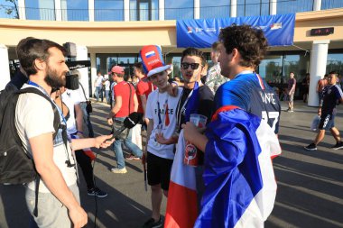  Moskova, Rusya - 26 Haziran 2018: televizyon röportajları Luzhniki Stadı, Danimarka ve Fransa arasında Dünya Kupası C grubu oyundan sonra Fransız hayranlarından