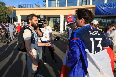  Moskova, Rusya - 26 Haziran 2018: televizyon röportajları Luzhniki Stadı, Danimarka ve Fransa arasında Dünya Kupası C grubu oyundan sonra Fransız hayranlarından