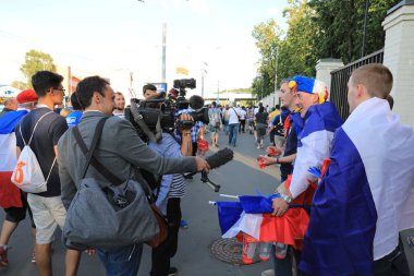  Moskova, Rusya - 26 Haziran 2018: televizyon röportajları Luzhniki Stadı, Danimarka ve Fransa arasında Dünya Kupası C grubu oyundan sonra Fransız hayranlarından