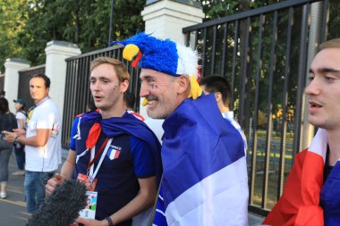  Moskova, Rusya - 26 Haziran 2018: televizyon röportajları Luzhniki Stadı, Danimarka ve Fransa arasında Dünya Kupası C grubu oyundan sonra Fransız hayranlarından