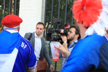  Moskova, Rusya - 26 Haziran 2018: televizyon röportajları Luzhniki Stadı, Danimarka ve Fransa arasında Dünya Kupası C grubu oyundan sonra Fransız hayranlarından