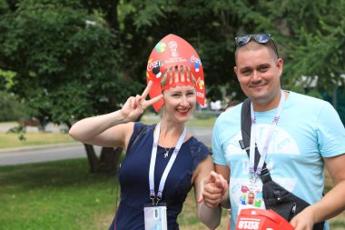  Moskova, Rusya - 26 Haziran 2018: Fransa ve Danimarka Luzhniki Stadı nda arasında Dünya Kupası C grubu oyun sırasında kutluyor Rus hayranları