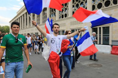  Moskova, Rusya - 26 Haziran 2018: Fransa ve Danimarka Luzhniki Stadı nda arasında Dünya Kupası C grubu oyun sırasında kutluyor Fransızca ve Danimarka hayranları