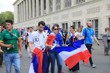 Moskova, Rusya - 26 Haziran 2018: Fransa ve Danimarka Luzhniki Stadı nda arasında Dünya Kupası C grubu oyun sırasında kutluyor Fransızca ve Danimarka hayranları