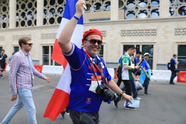  Moskova, Rusya - 26 Haziran 2018: Fransa ve Danimarka Luzhniki Stadı nda arasında Dünya Kupası C grubu oyun sırasında kutluyor Fransızca ve Danimarka hayranları