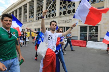  Moskova, Rusya - 26 Haziran 2018: Fransa ve Danimarka Luzhniki Stadı nda arasında Dünya Kupası C grubu oyun sırasında kutluyor Fransızca ve Danimarka hayranları