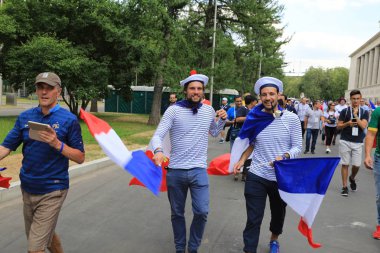  Moskova, Rusya - 26 Haziran 2018: Fransa ve Danimarka Luzhniki Stadı nda arasında Dünya Kupası C grubu oyun sırasında kutluyor Fransızca ve Danimarka hayranları