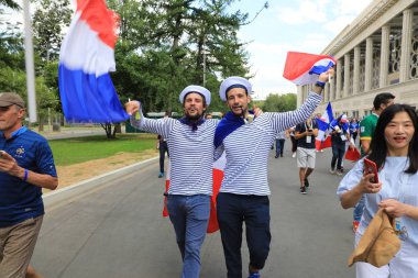  Moskova, Rusya - 26 Haziran 2018: Fransa ve Danimarka Luzhniki Stadı nda arasında Dünya Kupası C grubu oyun sırasında kutluyor Fransızca ve Danimarka hayranları