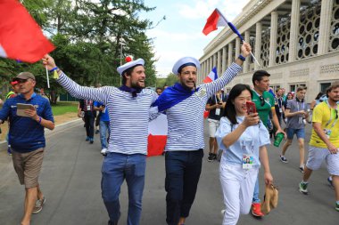  Moskova, Rusya - 26 Haziran 2018: Fransa ve Danimarka Luzhniki Stadı nda arasında Dünya Kupası C grubu oyun sırasında kutluyor Fransızca ve Danimarka hayranları