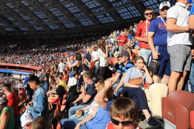  Moskova, Rusya - 26 Haziran 2018: Fransa ve Danimarka Luzhniki Stadı nda arasında Dünya Kupası C grubu oyun sırasında kutluyor Fransızca ve Danimarka hayranları