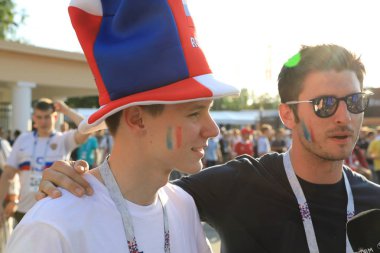  Moskova, Rusya - 26 Haziran 2018: Fransa ve Danimarka Luzhniki Stadı nda arasında Dünya Kupası C grubu oyun sırasında kutluyor Fransızca ve Danimarka hayranları