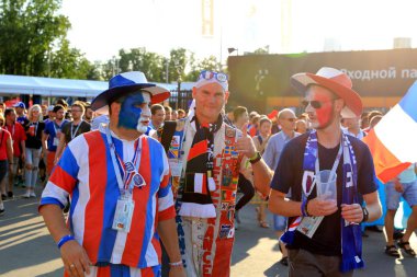  Moskova, Rusya - 26 Haziran 2018: Fransa ve Danimarka Luzhniki Stadı nda arasında Dünya Kupası C grubu oyun sırasında kutluyor Fransızca ve Danimarka hayranları