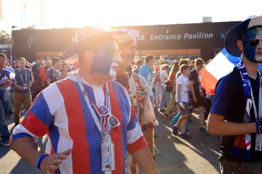  Moskova, Rusya - 26 Haziran 2018: Fransa ve Danimarka Luzhniki Stadı nda arasında Dünya Kupası C grubu oyun sırasında kutluyor Fransızca ve Danimarka hayranları