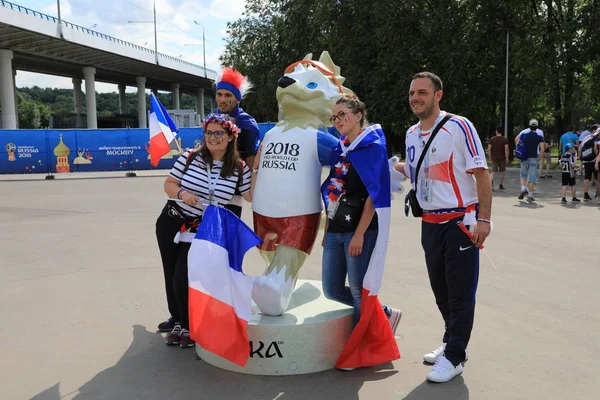 МОСКВА, РОССИЯ - 26 июня 2018 года: болельщики, празднующие во время матча группы С между Францией и Данией на стадионе "Лужники" — стоковое фото