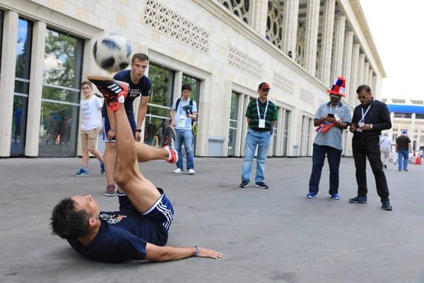  Moskova, Rusya - 26 Haziran 2018: Show hayranları Luzhniki Stadı, Danimarka ve Fransa arasında Dünya Kupası C grubu maçtan önce için