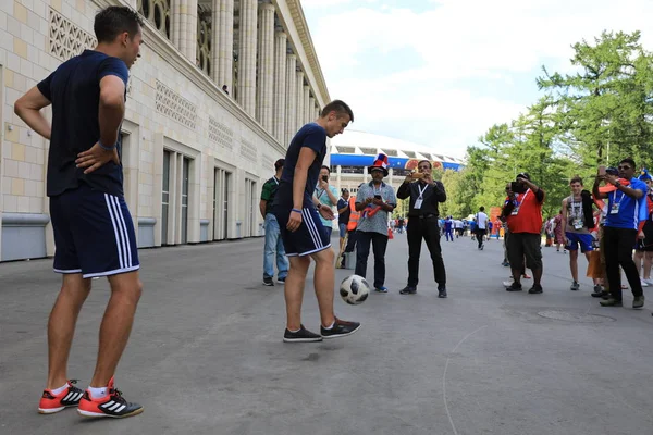  Moskova, Rusya - 26 Haziran 2018: Show hayranları Luzhniki Stadı, Danimarka ve Fransa arasında Dünya Kupası C grubu maçtan önce için